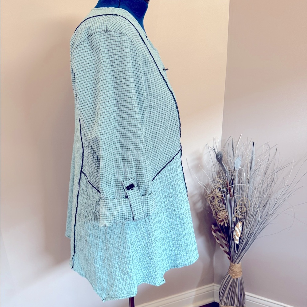 Light blue Ali Miles top with unique buttons - Picture 7 of 12